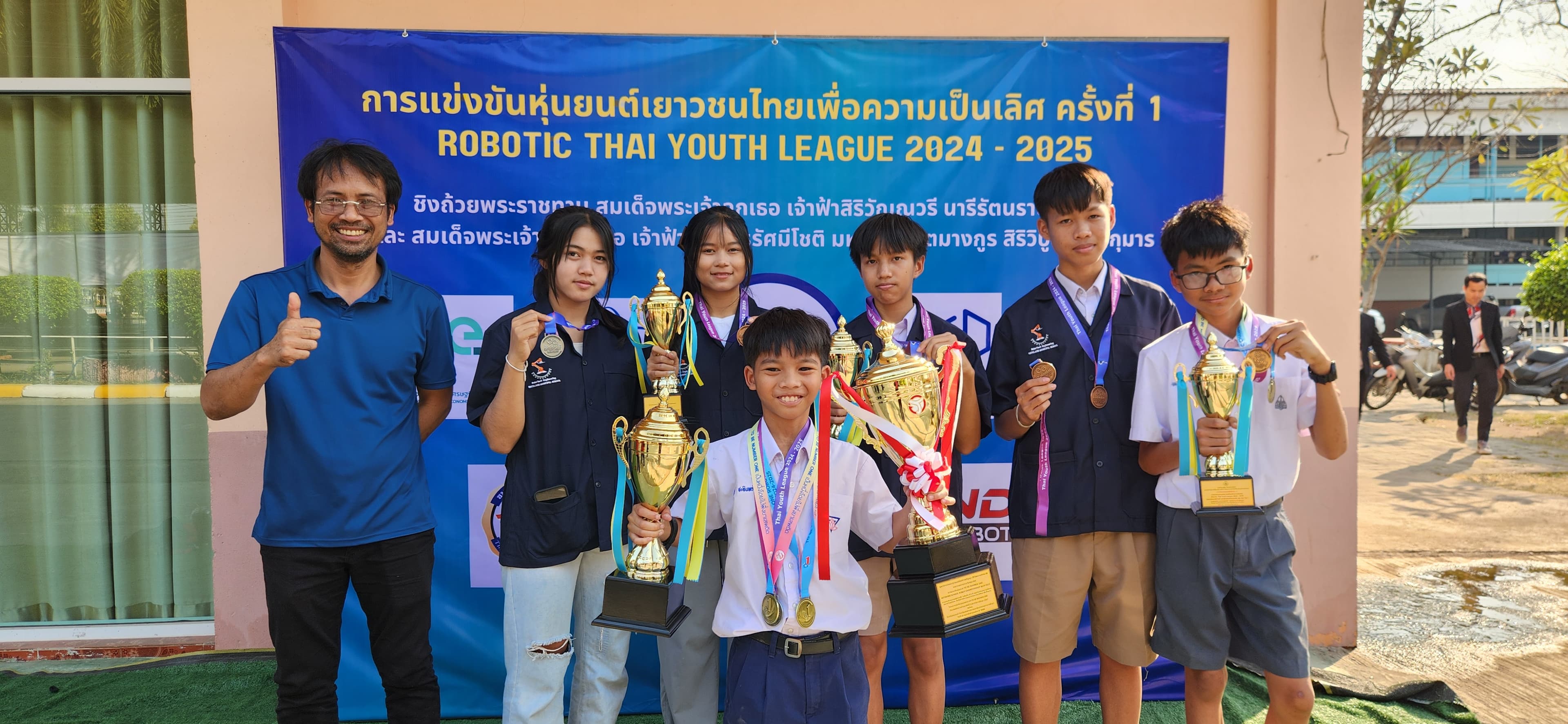 ทีมคว้าถ้วยรางวัล Robotic Thai Youth League 2024-2025
