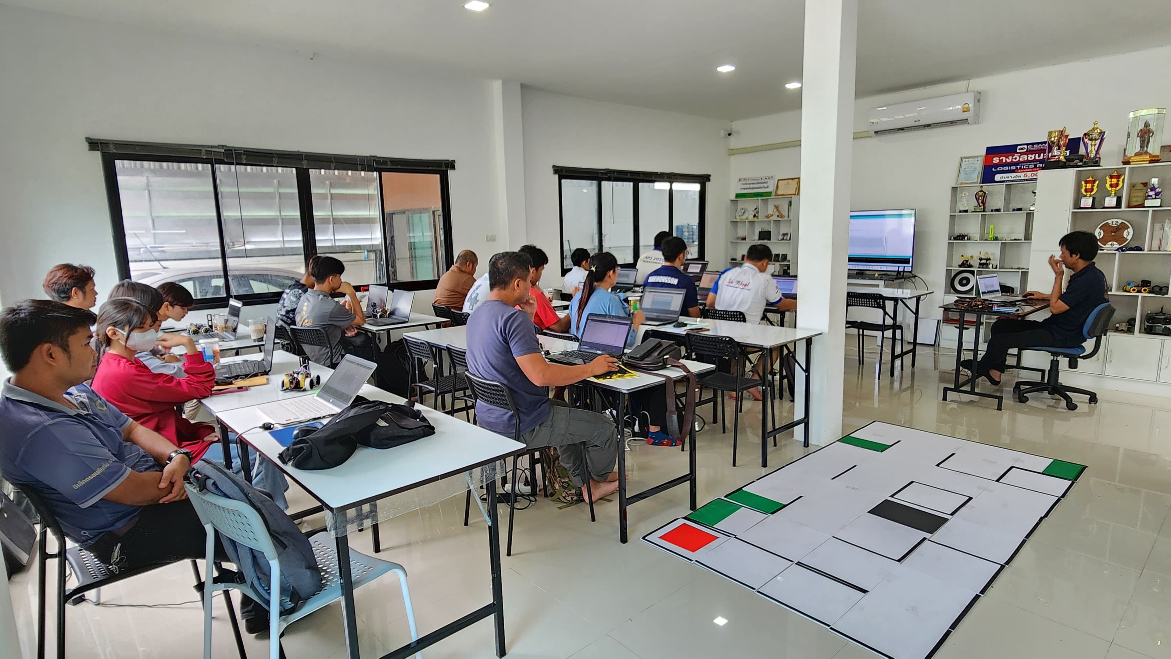 ห้องเวิร์กชอปพร้อมสนามแข่งขัน